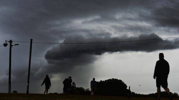 Shape of things to come?: A weak shelf cloud forms off Sydney's eastern beaches. Photo: Nick Moir