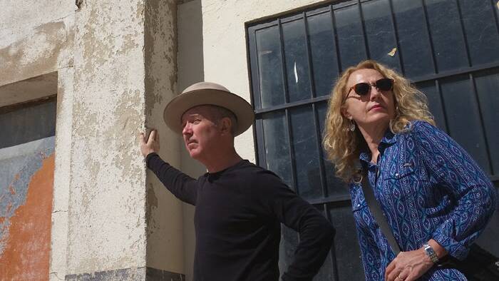 Dave Graney and Clare Moore on song in a concert at Metropole Guesthouse