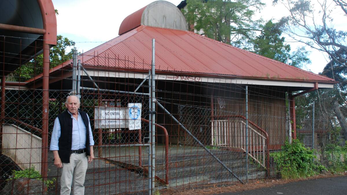 Councillor Don McGregor outside the rapidly deteriorating old Mount St Mary's Convent at Katoomba, most recently (1990s) the Renaissance Centre.