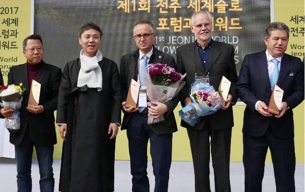 World Slowness Forum: Jeonju mayor Seung-Su Kim (second on left) presents the winners including Katoomba Cittaslow’s Nigel Bell second from right. 