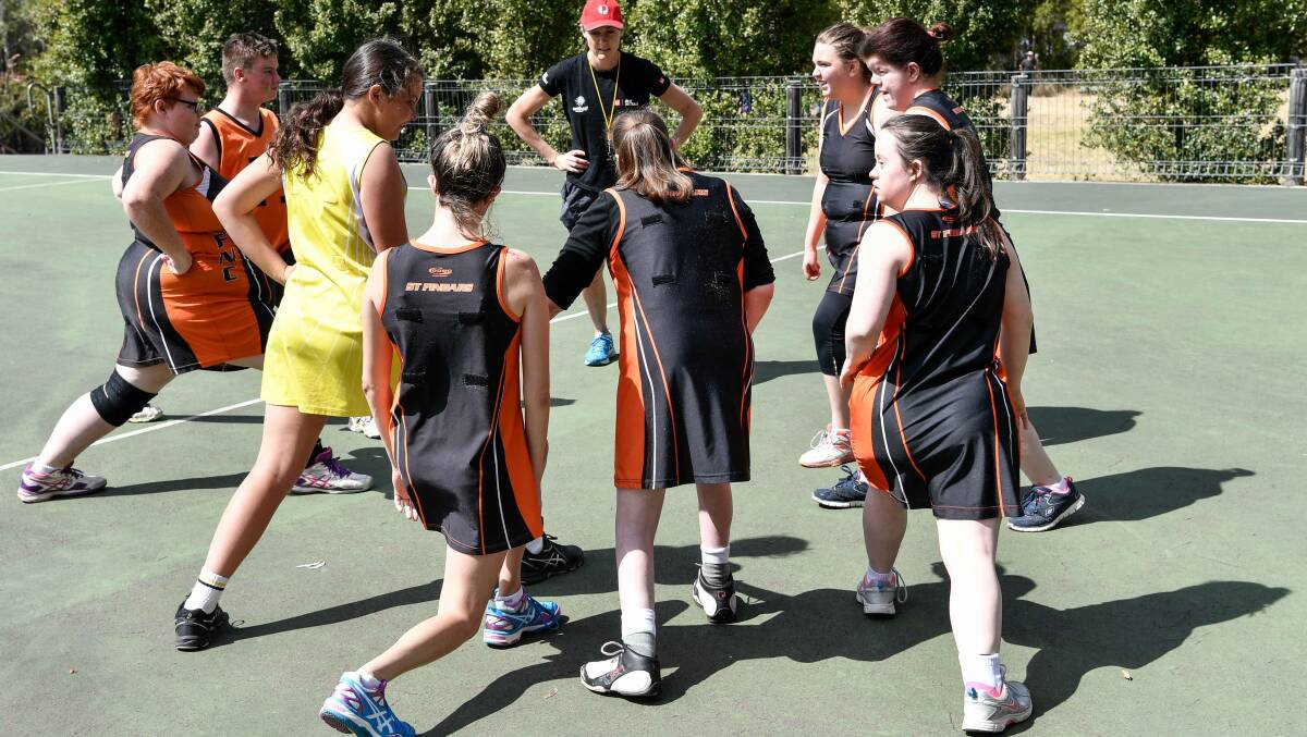 Bec Bulley holds a mini clinic with some of the Blue Mountains Netball Association players.