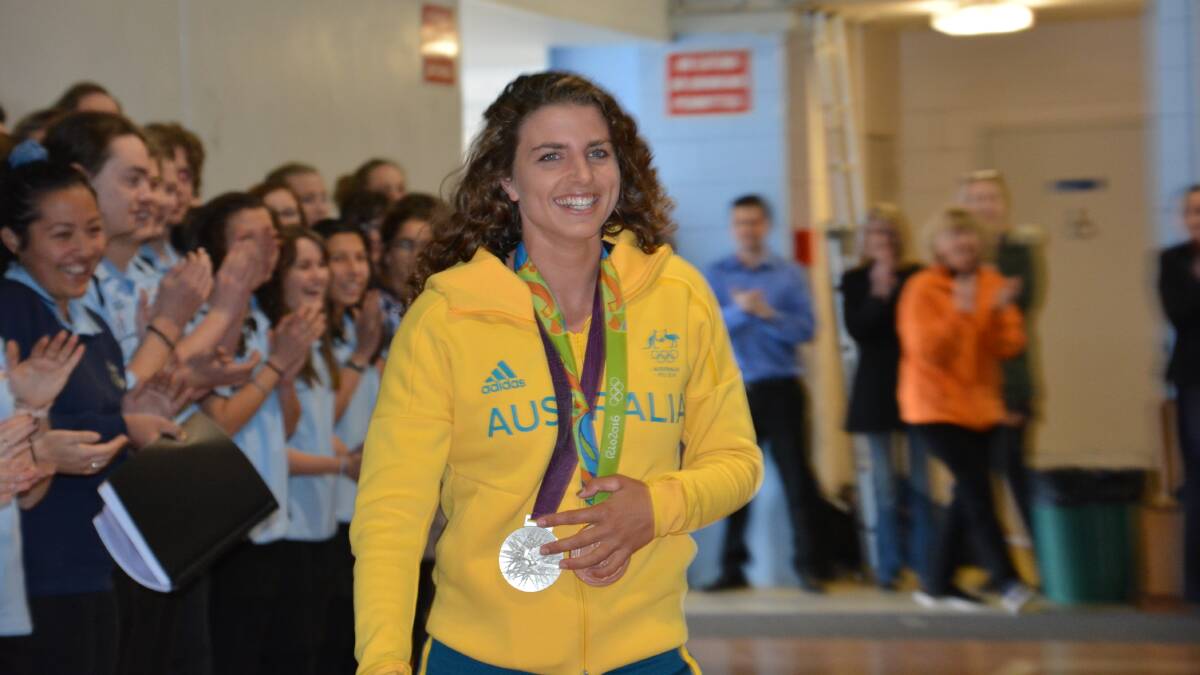 ​Bronze-medal winning Olympian Jessica Fox called into her old school, Blaxland High, on Tuesday morning to rapturous applause and an avalanche of selfies. 