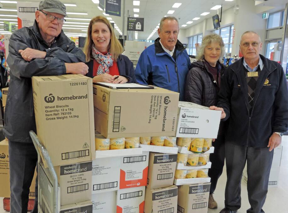 Hamper helpers: Central Blue Mountains Rotarians Ray Wiles, Vanessa Balfour, Tom Hickey, Sue Beevers and Cr Chris Van der Kley.