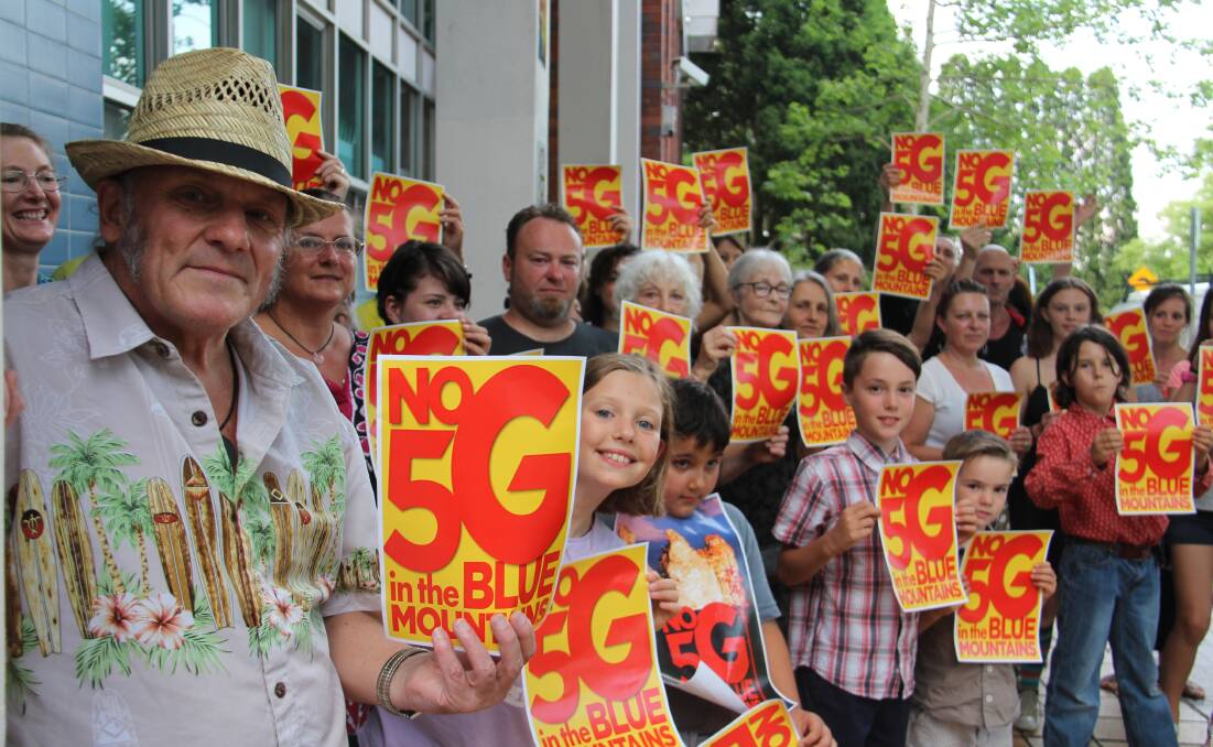 A campaign to stop 5G in the Blue Mountains. Dozens of residents gathered outside the council to express concerns about 5G telecommunications towers. Photos Sharon Wilkinson.