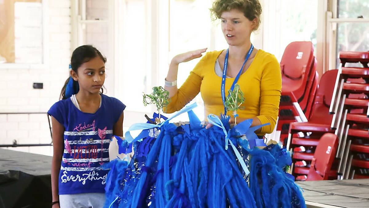 Artist Georgina Humphries talks about sculpture making with students from Korowal School.
