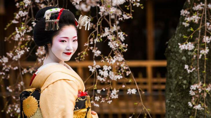 Tradition and modernity: A Geisha in Gion, Kyoto Photo: robertharding / Alamy Stock Photo