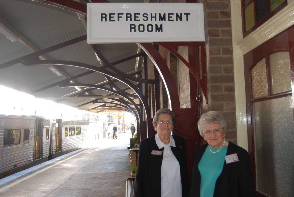 Shirley Merrick and her sister, Doris Lindsey, who worked in the refreshment rooms at Mt Victoria station in the 1940 and 50s.