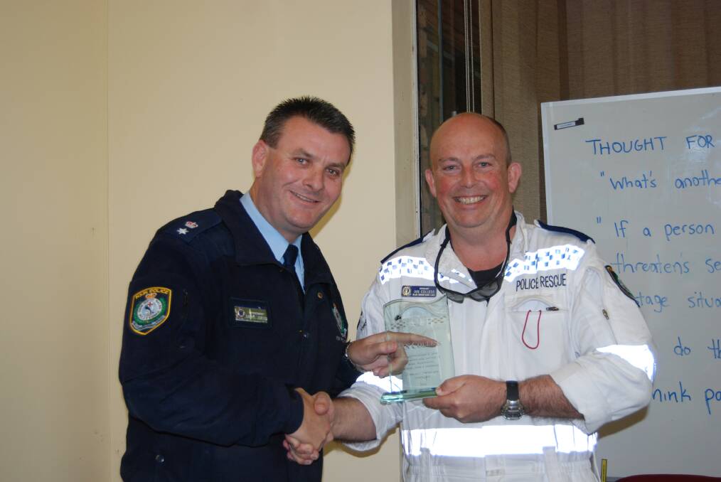 Superintendent Darryl Jobson thanks Sergeant Ian Colless for his commitment to the Blue Mountains LAC at his farewell last Thursday.
