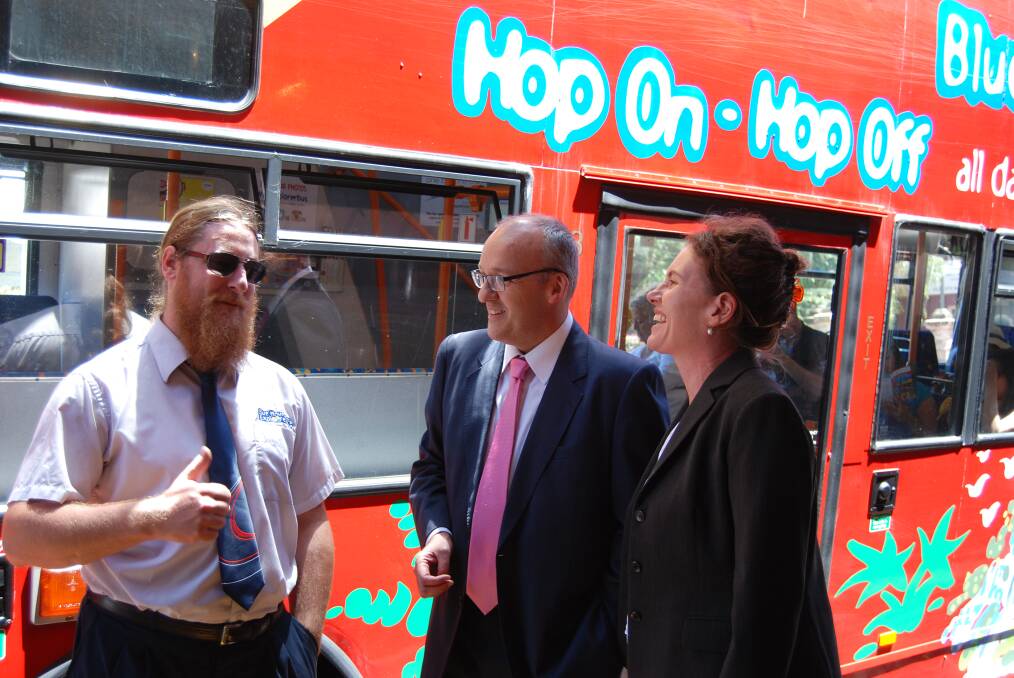 Michael Kidd, a driver on the Blue Mountains Explorer Bus, has a chat with NSW opposition leader Luke Foley and ALP candidate for Blue Mountains, Trish Doyle.