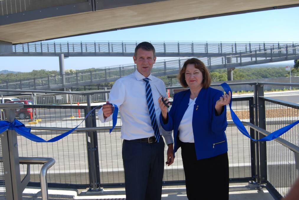 Premier Mike Baird and Roza Sage cut the ribbon on the new Bullaburra bridge.