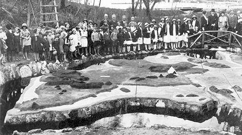 The 1932 opening of Lawson's map of Australia water feature.