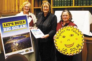 Climate pressure: Katoomba Area Climate Action Now secretary Noni McDevitt (left) and president Sue Morrison (right) present the results of the community Big Solar Poll to Federal MP Louise Markus last Friday.