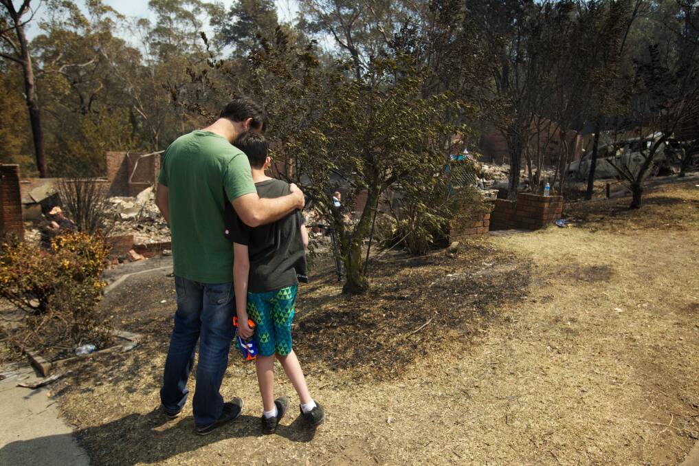 Aftermath of the Winmalee bushfire on Emma Pde. Residents come to terms with the destruction of their homes. 18th October 2013 Photo: Wolter Peeters The Sydney Morning Herald