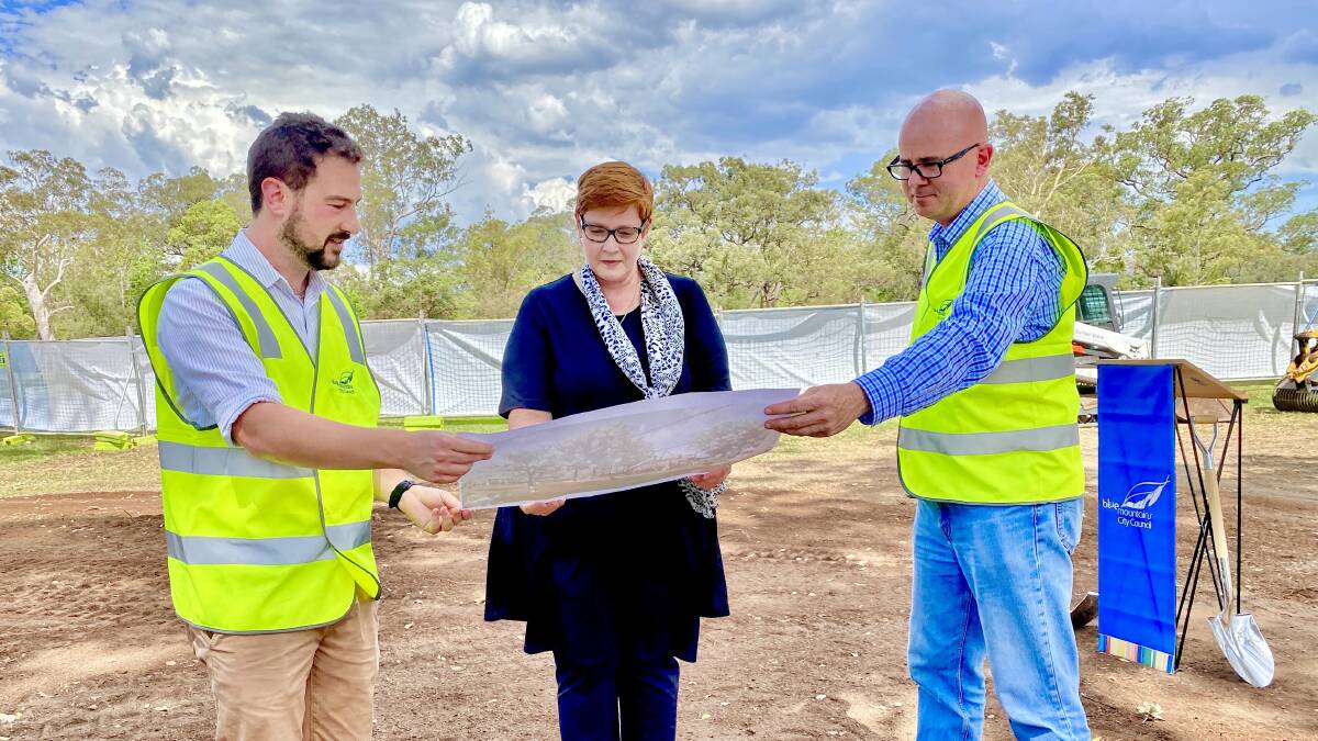 Making plans: Senator Marise Payne (centre) flanked by Ward 4 Councillor Brendan Christie (left) and Blue Mountains mayor Mark Greenhill (right). File photo.