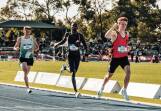 800m: Luke Boyes (right) leads, followed by OIympian Peter Bol (centre) and Peyton Craig (left). Picture by Natalie Wong, IG: @beyond_theroad_