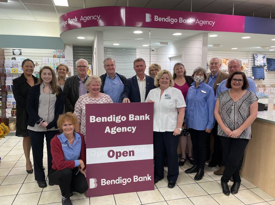 Local banking services: Bendigo Bank officials, volunteers and Blaxland pharmacy staff celebrate the opening of a Bendigo Bank agency in Blaxland Day 'N' Night Pharmacy last week. 
