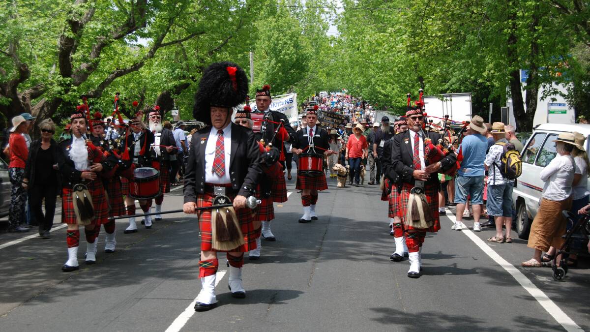 Lithgow Highland Pipe Band leading the Rhodo parade last year.