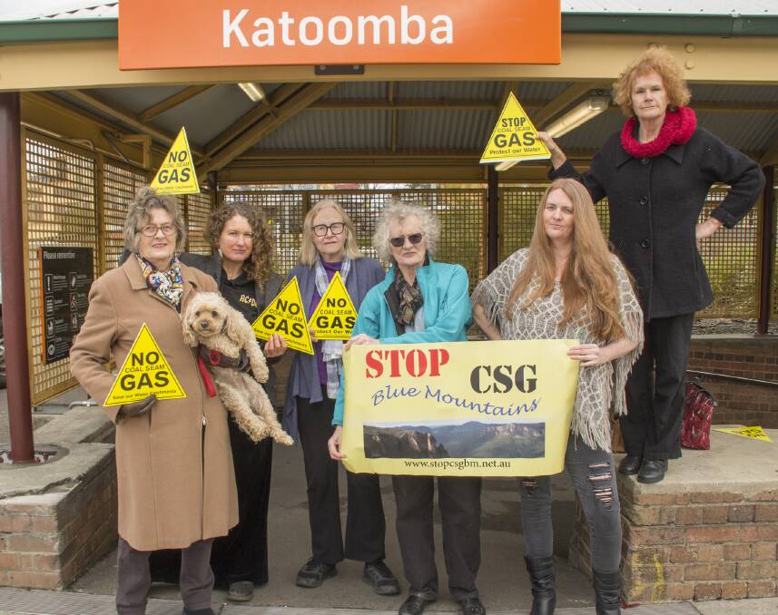  Breaking out the placards again: Lena Sutton (Blue Mountains Renew), Annabel Murray (environmental scientist), Jan O'Leary (Stop CSG Blue Mountains), Noni McDevitt (BM Environmental Sustainability Network), Sharon Wilkinson (Stop CSG BM) and Greens councillor Kerry Brown. 