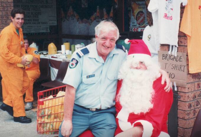Alan Spears and Santa. Photo from Mt Riverview RFS Facebook page.