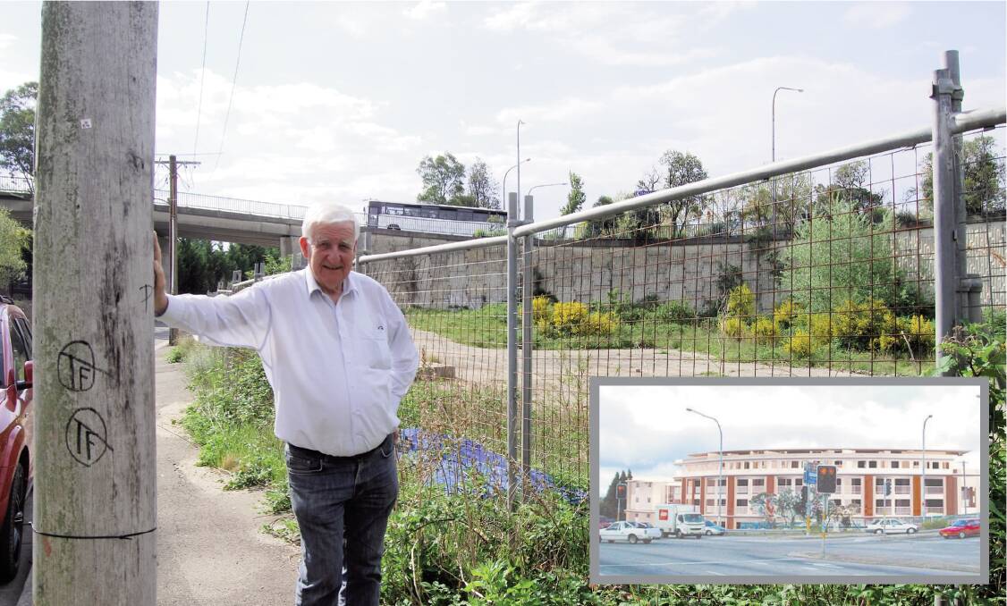 Zombie DA: Cr Kevin Schreiber beside the vacant site in Goldsmith Place, adjacent to Yeaman Bridge. Inset: The 2007 artist's impression.