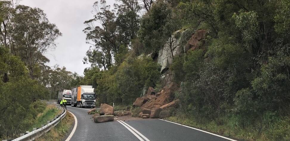 A landslide on Monday morning has closed a section of Jenolan Caves Road.