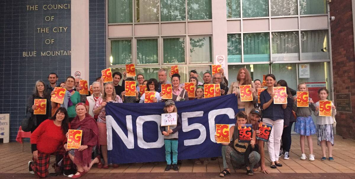 Community concern: Members of the No 5G in the Blue Mountains group showed their support on October 29 for a community forum on 5G. 