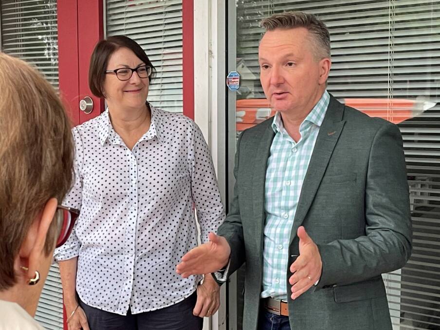 Macquarie MP Susan Templeman discusses community batteries with Federal Climate Change Minister Chris Bowen in East Blaxland in 2022. Picture supplied
