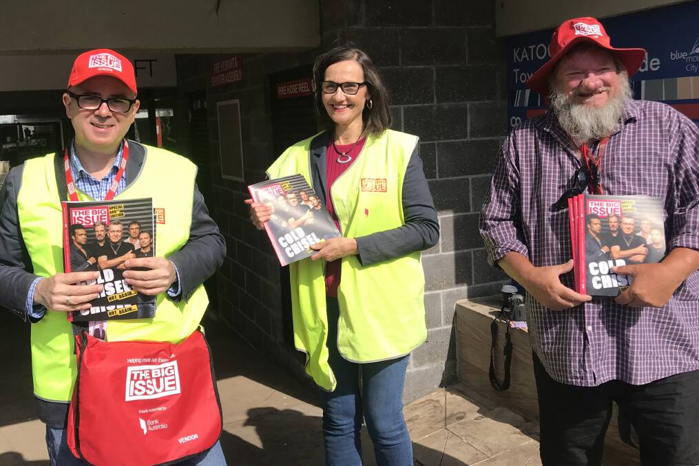 Mayor Mark Greenhill and Councillor Romola Hollywood sell The Big Issue in Katoomba with vendor Trevor.