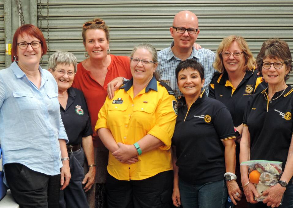 Susan Templeman, Federal Member for Macquarie; Trish Doyle, State Member for Blue Mountains; Mark Greenhill, Blue Mountains mayor with Central Blue Mountains Rotarians Maria Hopwood, Vivianne Byrnes, Ava Emdin and Rural Fire Service volunteers Rosemary Mann and Margaret Kennedy.
