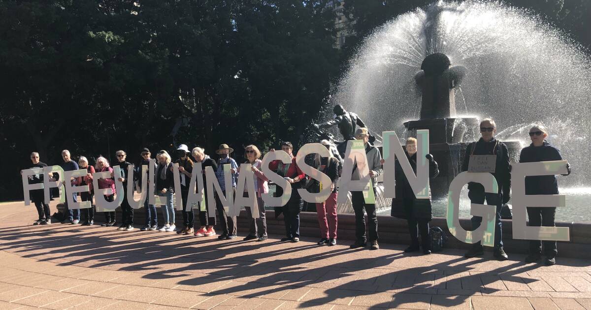Blue Mountains activists rally to free Julian Assange
