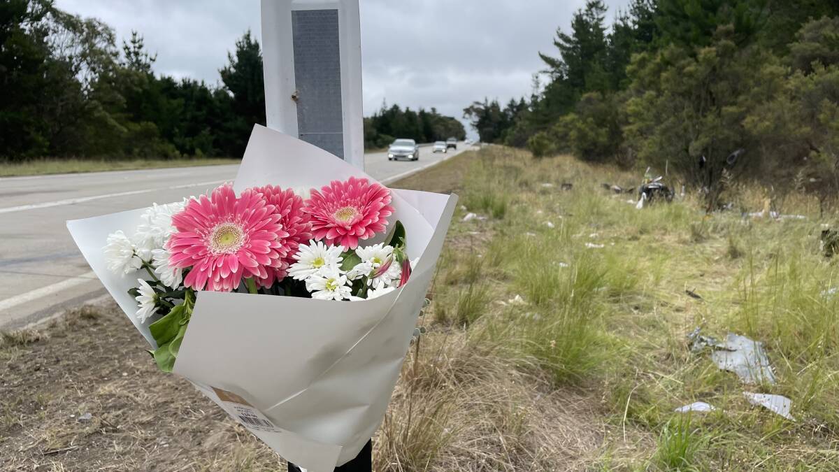 Flower at the scene of the fatal crash at Wallerawang. Picture Central Western Daily