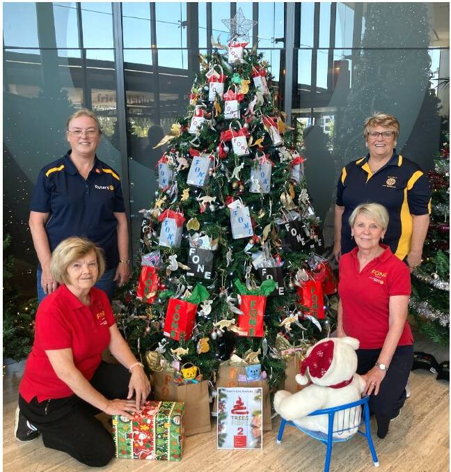 Amanda Roots, Irene Morrison, Carolyn Fitzpatrick, and Karalyn Brown with Lower Blue Mountains Rotary Club's Christmas tree.