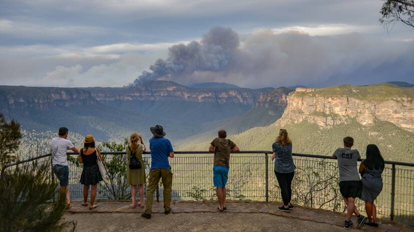 Watching the bushfire threat from Evans Lookout, Blackheath on December 15. Photo: Brigitte Grant Photography.