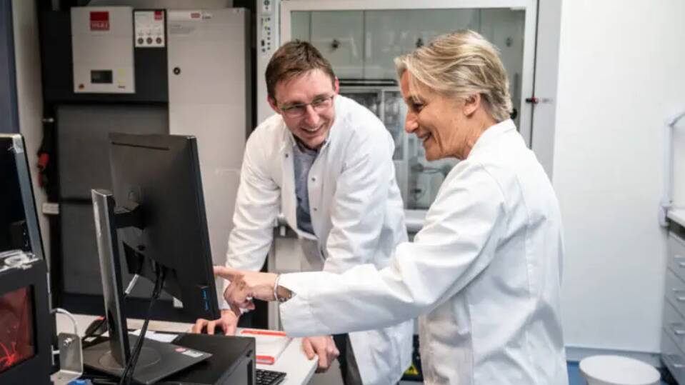 Manuel Liebeke and Nicole Dubilier in the lab. Picture: Achim Multhaupt.