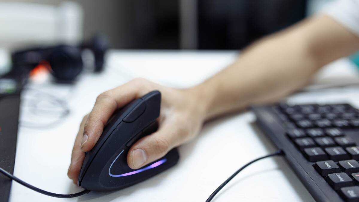 A vertical ergonomic computer mouse. Picture: Shutterstock.