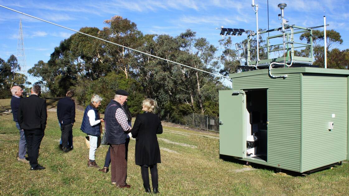 Katoomba Air Quality monitoring station that include: staff from EPA, OEH, Western Sydney University and community members of the Steering Committee.