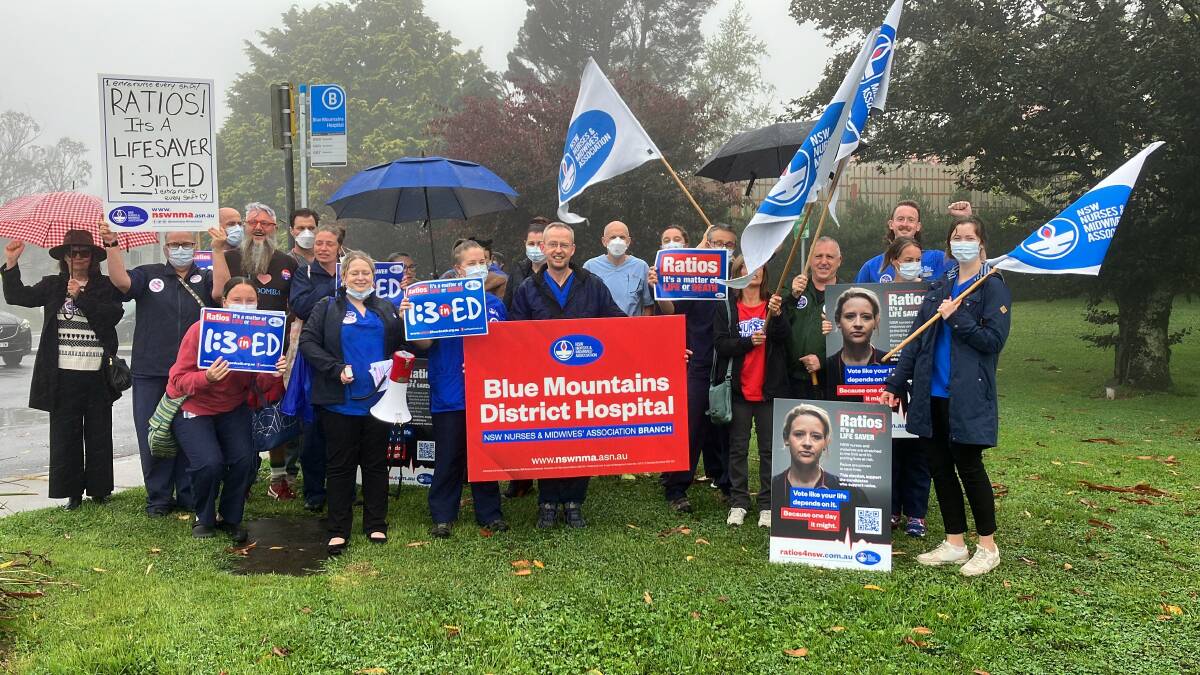 Nurses protest outside Blue Mountains Hospital in Katoomba on February 22, despite the rainy weather. Picture supplied