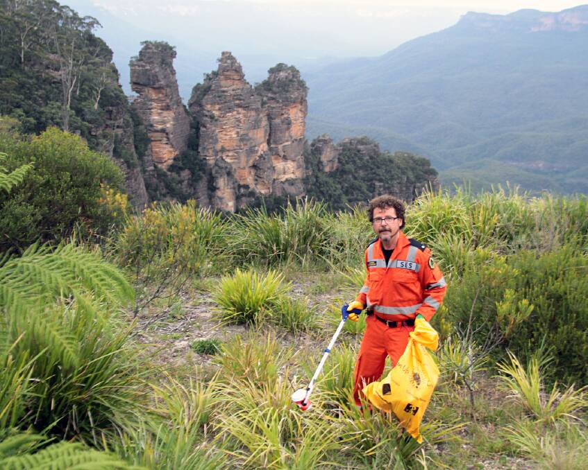 SES Upper Blue Mountains Unit rescue officer Jim Carothers at Echo Point last Friday, getting into the spirit for Clean Up Australia Day on March 1. Photo: Michael Small/Kumbayah Photography.