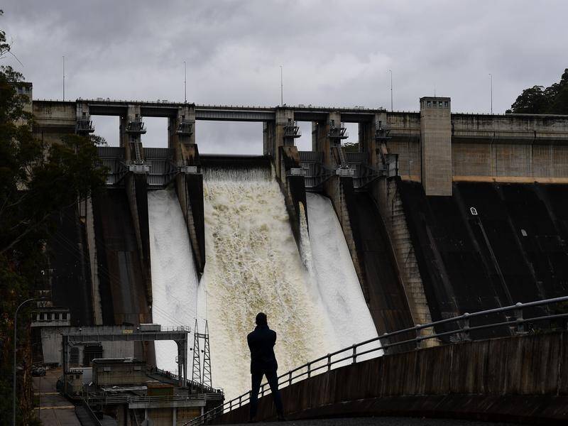 NSW will go it alone if the federal government refuses to help fund raising the Warragamba Dam wall. (Dan Himbrechts/AAP PHOTOS)