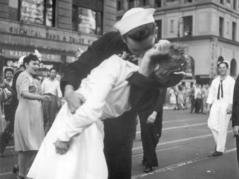 The US sailor in the iconic photograph that embodied New Yorkers' joy at the end of WWII has died.