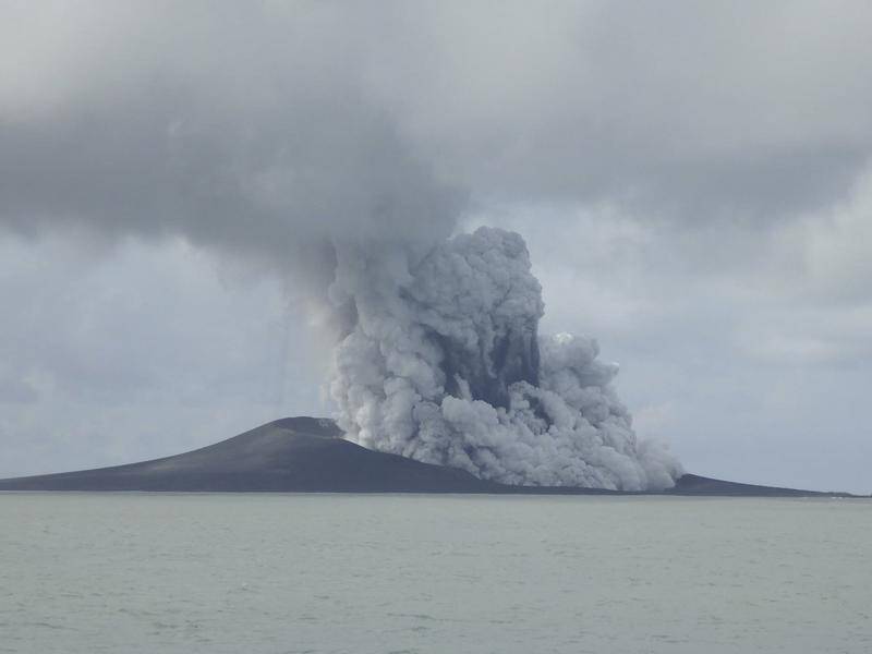 A volcano near Tonga that erupted in 2015 has exploded again, triggering a tsunami warning.