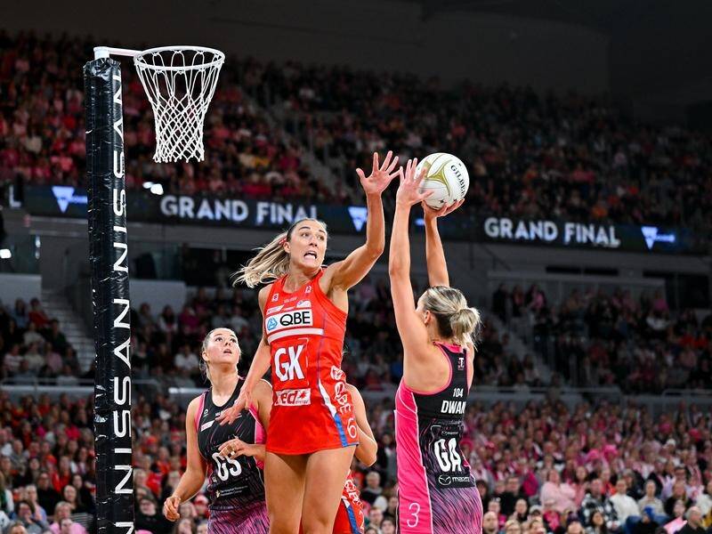 Netball Australia remains locked in a pay dispute with the sport's leading players. (James Ross/AAP PHOTOS)
