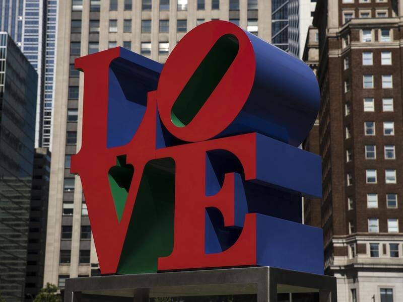 US pop artist Robert Indiana, famous for his "Love" series of sculptures, has died aged 89.