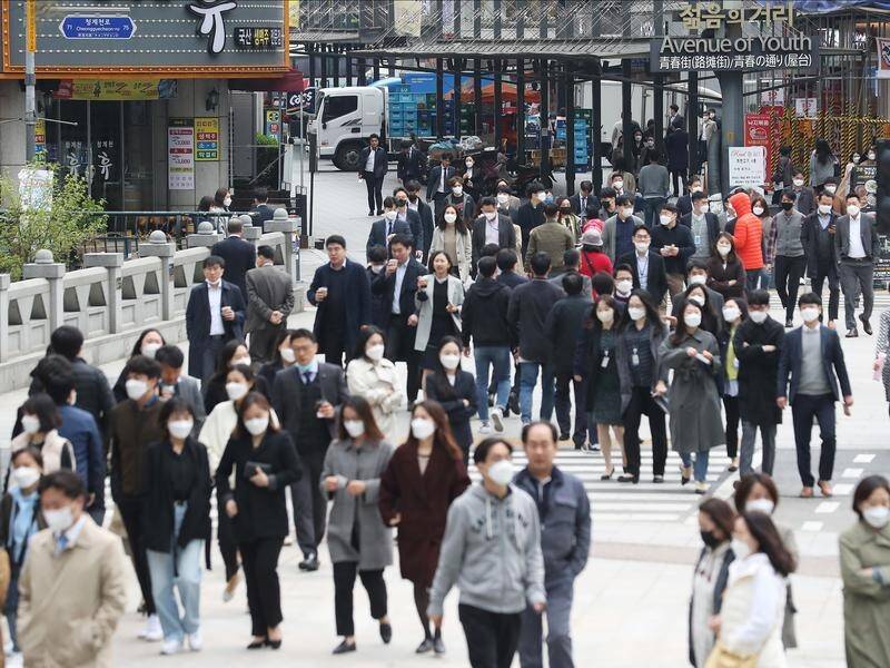 Parks, golf courses and malls were crowded on the weekend as South Korea eased virus restrictions.