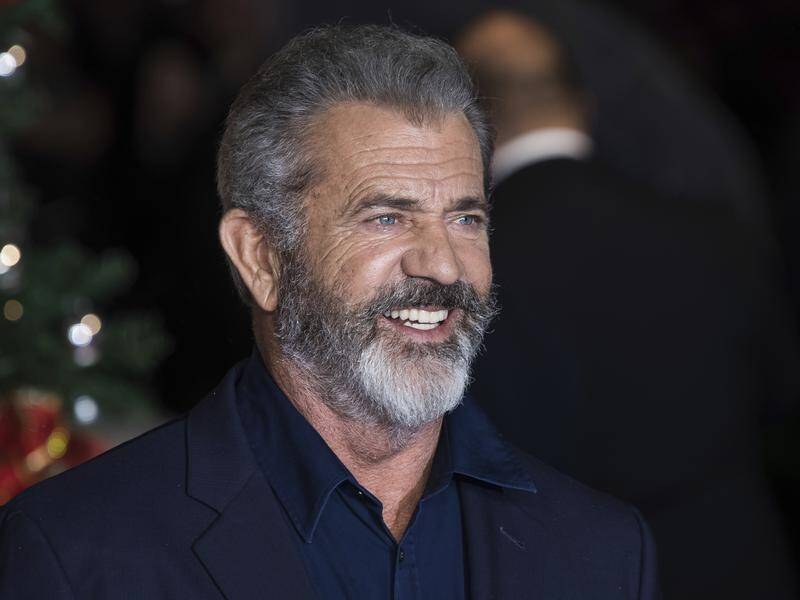 Mel Gibson will direct and co-write a remake of Sam Peckinpah's classic Western The Wild Bunch.