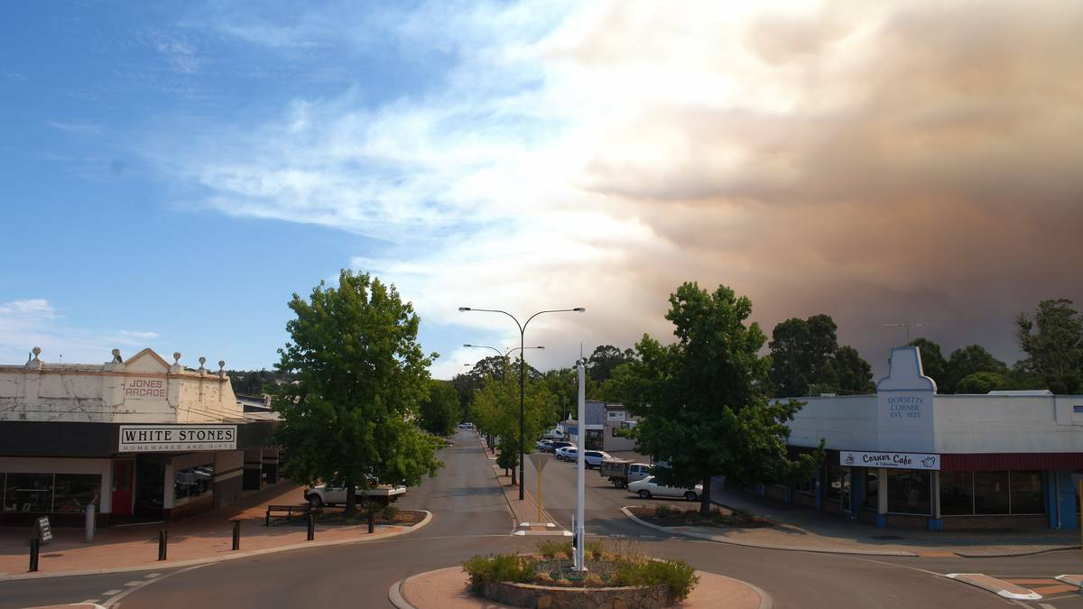 Collie residents are being warned to prepare themselves for the threat of bushfires as smoke engulfs the town. Photo: Lisa Gillespie